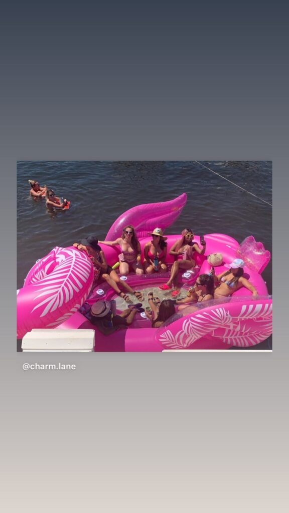 https://www.instagram.com/stories/highlights/17876228902768017/